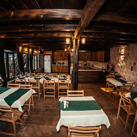 Vanessa Cave House Bed & Breakfast *